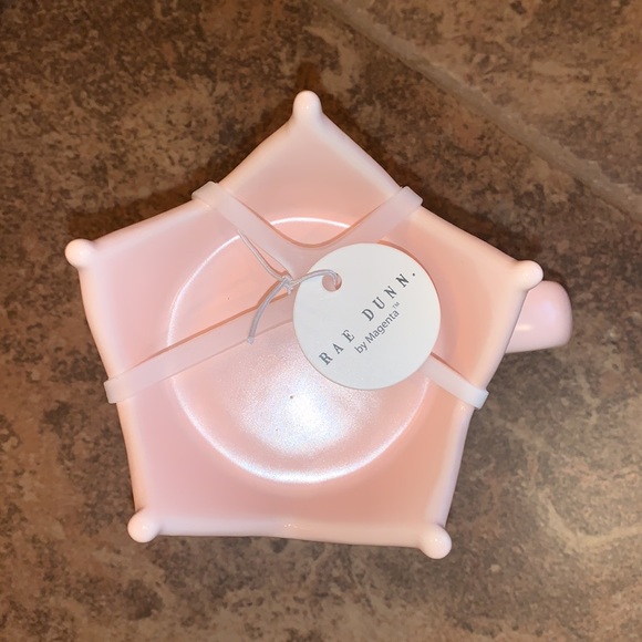 Rae Dunn “Mom” Mug with Crown lid - Picture 2 of 3